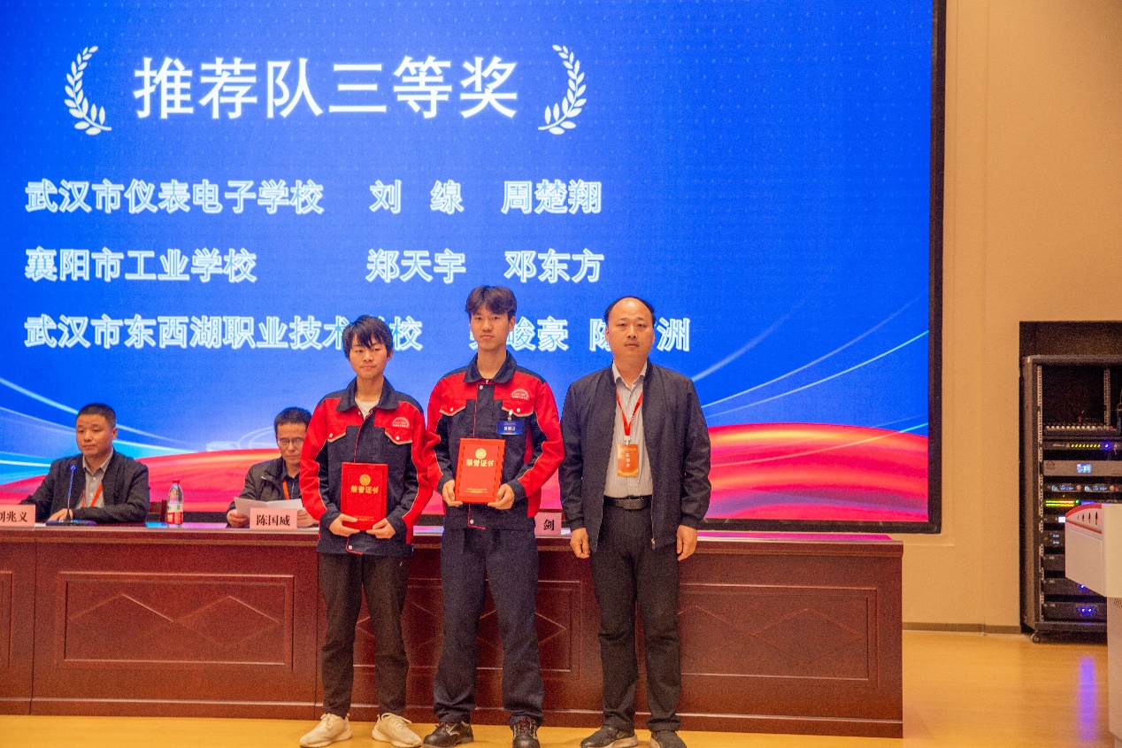 一群人站在电视前描述已自动生成